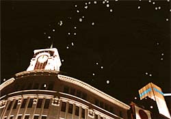 真っ白なバルーンが、和光の時計台をめざして夜空に舞い上がる