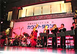おめでとう！ の挨拶に続いて、ジャズ演奏が始まります